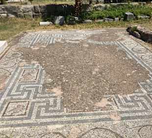 Ein Mosaik in der Ausgrabungsgegend am Hafen