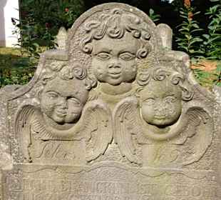 Historische Grabsteine in der Kirchhofmauer