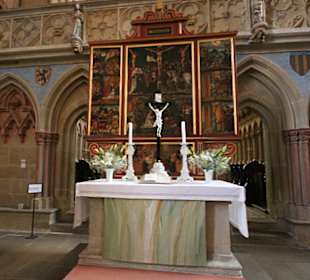 Altar mit Kandelaber und Kruzifix