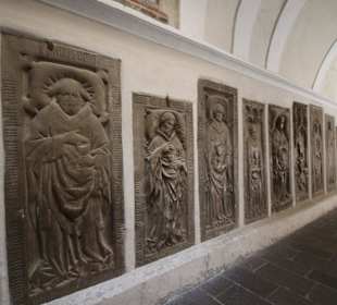 Zugang zum Kreuzgang mit Grabplatten