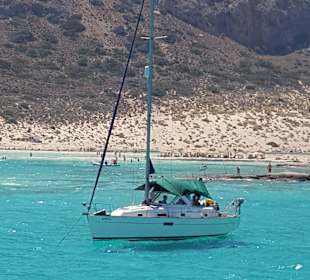 Yacht legt in der Lagune an