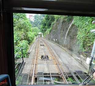Widok z wagoniku zjeżdzającego Peak Tram 