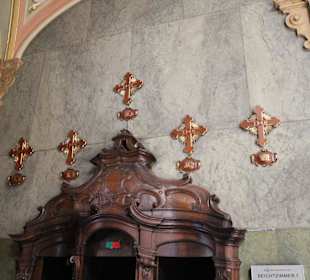 Kreuze über Beichtstuhl