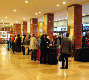 Lange Warteschlangen am Check-In