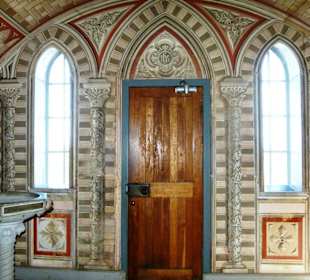 Kapelle von Innen mit Eingangstür