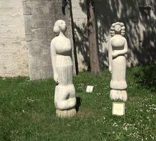 Skulptur Drei Frauen im Gespräch