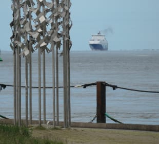 Blick zuBlick zur Skur Skulptur Vogelflug von 2002