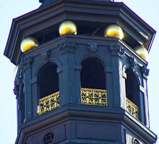 Am Turmbereich mit goldenen Gitter