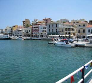 Kneipen am Hafen im Hintergrund