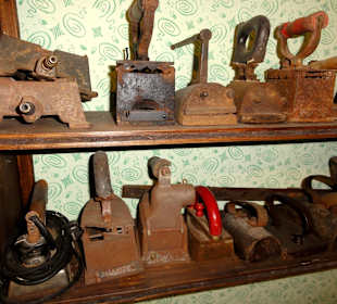 Sammlung alter Bügeleisen
