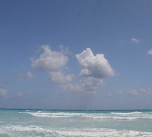 Strand rechts vom Hotel