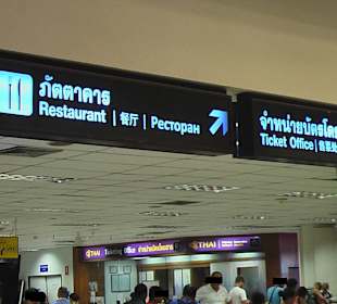 Hängende lange Schilder