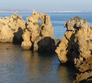 Praia dos Arrifes mit bizzarer Felsenküste