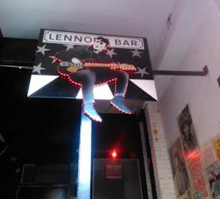 Eingang zur Lennon Bar