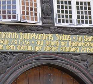 Lesbare Überschrift über dem Tor