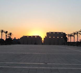 Karnak-Tempel bei  Sonnenaufgang ohne Touristen