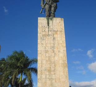 Che als Bronzefigur in Uniform