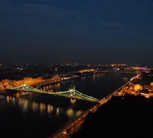 Most Wolności nocą