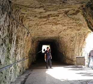 Tunnel auf dem Weg zur Kirche