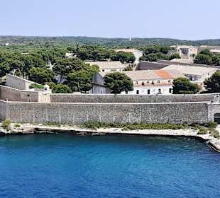 Bei der Einfahrt in den Hafen von Mahon