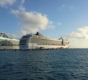 MSC Poesia im Hafen von St.Maarten
