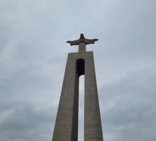 Cristo Rei Statue