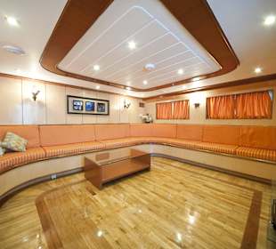 M/Y Sea Serpent lounge