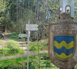 Die Heinrichfigur begleitet den Wanderweg
