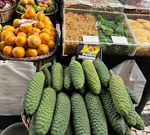 Exotische Blumen und Früchte auf dem Markt...