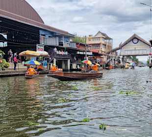Floating Market in Damnoen Saduak