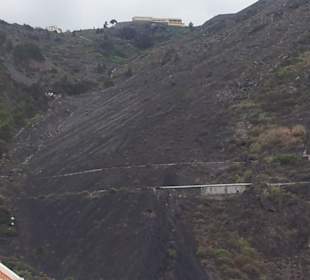 Lava fluß von Vulkan zur Ortschaft