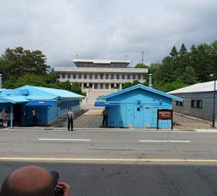 Baraki mieszczące m.in. główną salę konferencyjną