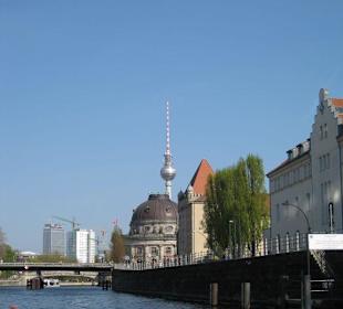 Blick von der Spree (aus Ausflugsboot)