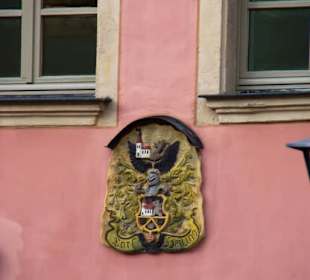 Die vielen Wappen über den Eingänge