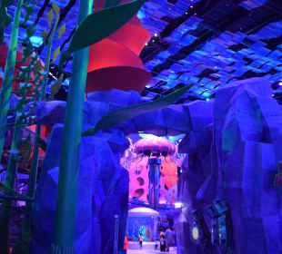 Futuristischer Bereich mit Fahrgeschäften