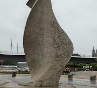 Das Monument der Völkerfreundschaft am Elbufer