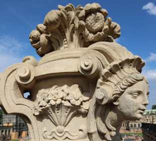 Figurenschmuck auf den Wallpavillon