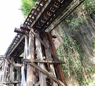 Zu Fuß über die Holzbrücken