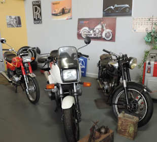 Uch Motorräder sind zu sehen