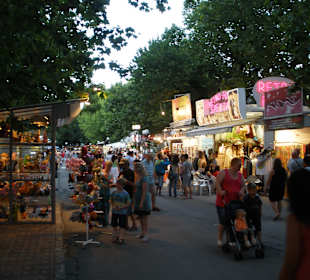 Einkaufsmeile am Abend