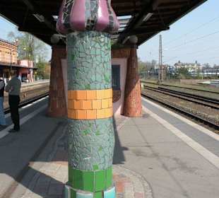 Stütze auf dem Bahnsteig