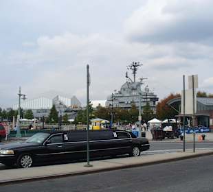 Die USS Intrepid im Hudson River