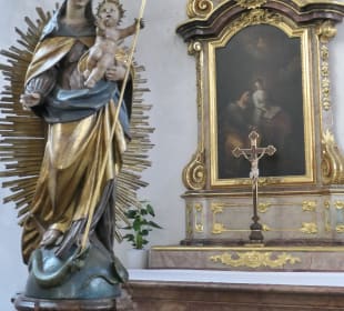 Linker Seitenaltar (Hl.  Anna, davor Marienstatue)