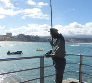 Angler-Denkmal vor dem Restaurante La Marinera