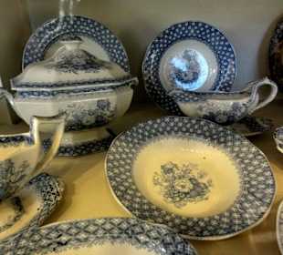 Einheimische Fayance und Steingut