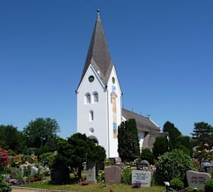 Inselkirche mit Friedhof