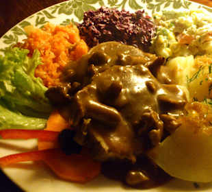 Schab ze śliwką w sosie kurkowo-orzechowym