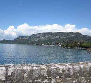 Blick zurück in die Bucht von Garda mit Hotel Du Parc
