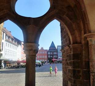 Blick durch die Arkaden auf den Markt