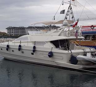 Hafen neben Hotelstrand